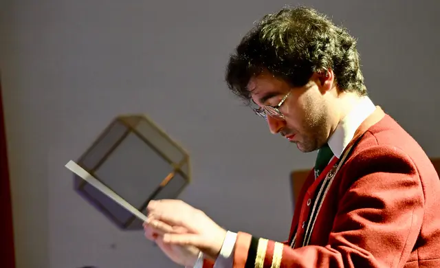Kapellmeister Mauro Musarra hochkonzentriert beim Donauwalzer ... | Foto: Hassl