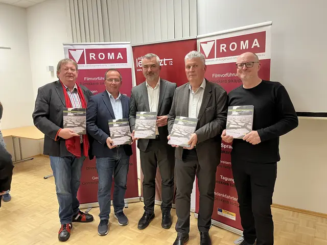 Autor Herbert Brettl und Verleger Horst Horvath mit Landesrat Heinrich Dorner, Bürgermeister Christian Weninger und Max Prenner, die die Präsentation musikalisch ergänzte