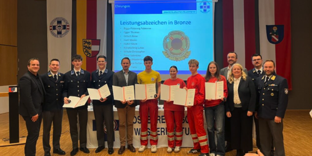 Ehrungen waren wieder der Höhepunkt der Versammlung. Hier die Verleihung der Leistungsabzeichen in Bronze – die Ehrengäste gratulierten. | Foto: Wasserrettung St. Andrä
