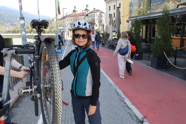 Sonja Pitscheider nutzte das Angebot der kostenlosen Fahrradwerkstatt und ließ ihr Fahrrad von Fachleuten frühlingsfit machen. | Foto: Kendlbacher
