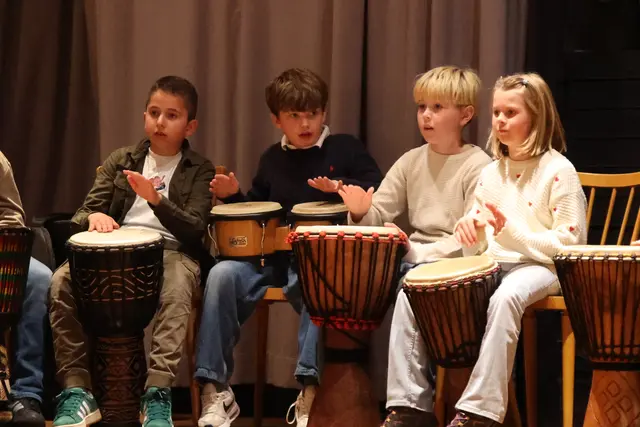 Kinder trommelten für Schulprojekt
