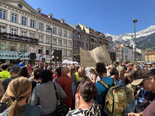 Viele schriftliche Aufrufe waren im Publikum zu sehen. | Foto: MeinBezirk Innsbruck