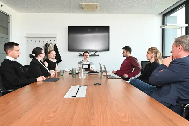 600 Schüler stellen die Spitzenkandidaten auf die Probe