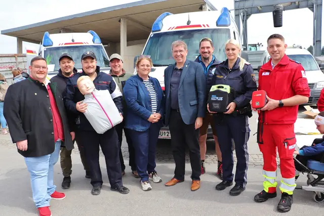 GR Michaela Fritz und Bgm. Erich Gosch (beide Bildmitte) mit Vertretern der teilnehmenden Einsatzorganisationen und Gemeinderäten beim Aktionstag "Feldkirchen drückt" | Foto: Edith Ertl