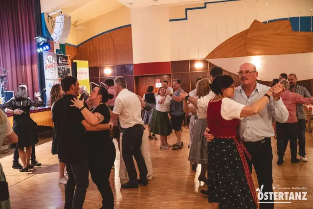 Beim Ostertanz wurde zu den Klängen der Band Hammerstoak fleißig das Tanzbein geschwungen.  | Foto: FF Hadersdorf