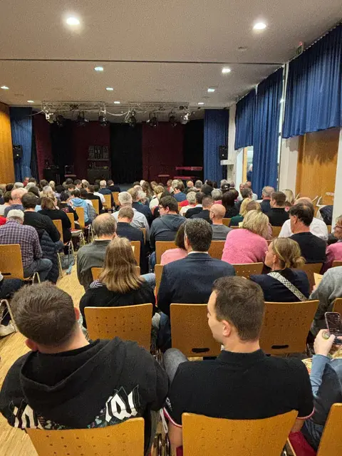 Eine viel bejubelte Premiere! Begeisterte Zuschauer im bis zum letzten Platz gefüllten Pfarrzentrum hielten bei "Die Falle" bis zum Schluss den Atem an.  | Foto: Monika Kastner