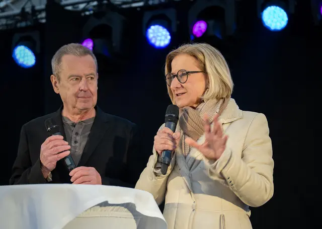 „Mr. Hitparade“ Udo Huber im Interview mit Landeshauptfrau Johanna Mikl-Leitner. | Foto: NLK Pfeffer