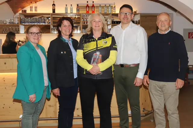 Auch der Bogensport war vertreten: Claudia Brecher (Mitte) holte 1x silber und 2x Bronze bei Meisterschaften | Foto: Iris Bloder