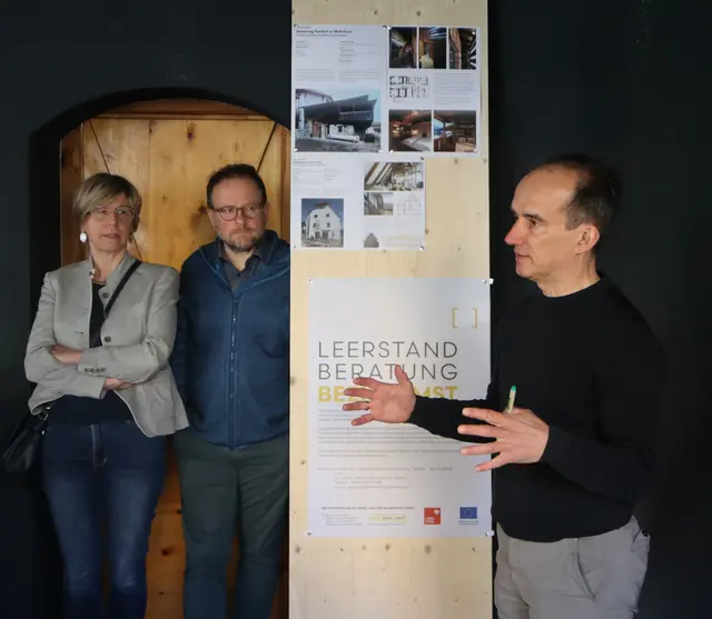 Architekt Burtscher erklärte die Rahmenbedingungen der Leerstandberatung und zeigte Bilder von bereits umgesetzten Projekten in Tirol.  | Foto: Tatschl