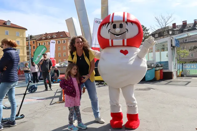 Katharina und Lucy freuten sich über den Besuch der TV-Kultfigur „Helmi". | Foto: Kendlbacher