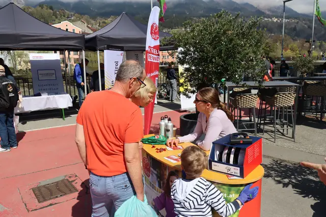 Auch das Klimabündnis Tirol war am Marktplatz mit einem Stand vertreten. | Foto: Kendlbacher