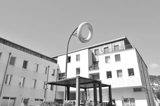 Platzgestaltung von Leo Schatzl, feierlich eröffnet am 22. September 2018, vor dem Haus des Lebens in Ybbsitz. | Foto: Hans-Peter Kriener