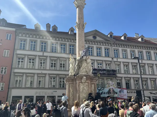 Auch die Annasäule wurde bei der Kundgebung "erobert". | Foto: MeinBezirk Innsbruck