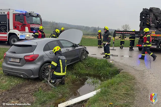 Auto mittels Kran aus misslicher Lage befreit