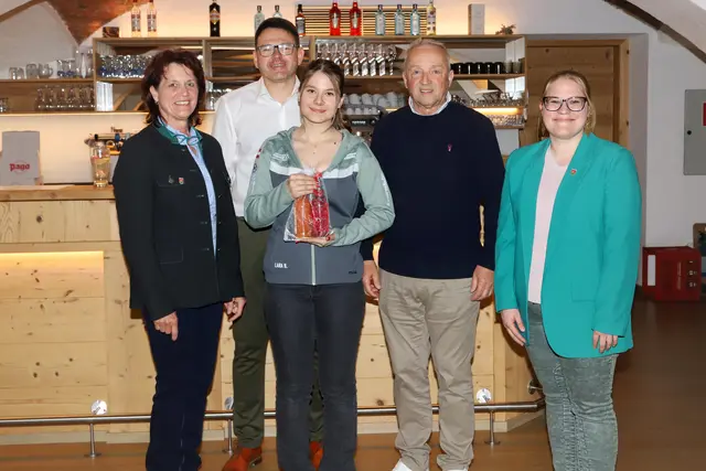 Lara Bloder (Mitte) vom Rock'n'Roll Akrobatik Verein New Rock Generation wurde in der Kategorie Small Formations Girls im Jahr 2025 österr. Meister, Austrian Cup Sieger, steir. Meister und holte einige Stockerlplätze | Foto: Iris Bloder