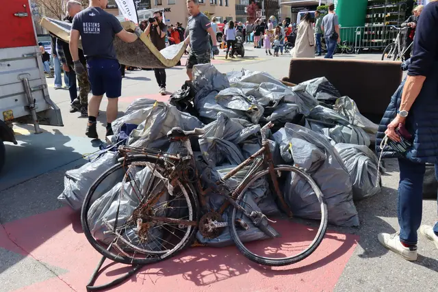 Der gesammelte Müll sorgte am Innsbrucker Marktplatz für große Aufmerksamkeit. | Foto: Kendlbacher