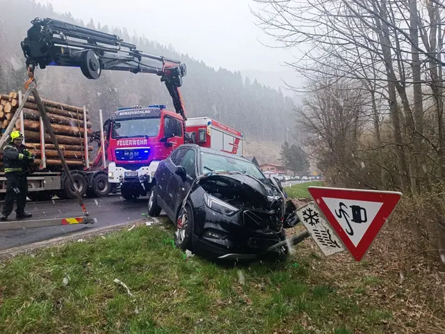 Durch den Aufprall wurde die 70-Jährige mit ihrem Auto von der Fahrbahn geschleudert.  | Foto: FF Mürzzuschlag
