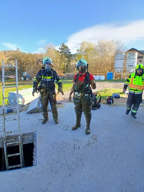Zwei Feuerwehrmitglieder gingen unter Atemschutz in die enge und gefährliche Grube vor.  | Foto: BFKO Baden