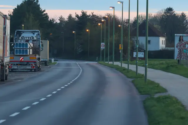 Dreifach geblitzt: Paketzusteller in Wels-Schafwiesen mit bis zu 100 km/h in 50er-Zone gestoppt | Foto: laumat/Matthias Lauber