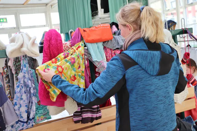 Was gefiel und passte konnte kostenlos mitgenommen werden. Der Kleidertausch war auch eine gute Gelegenheit,  nicht mehr passende Kleidungsstücke auszumustern. .  | Foto: Edith Ertl