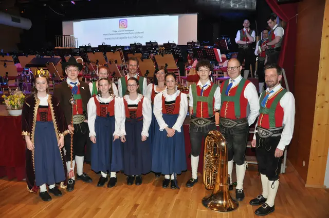 Die „Regenten“ und Debütanten beim Frühjahrskonzert der BMK Kirchdorf mit Obmann Gerhard Dörflinger und Kpm. Roman Salvenmoser (re.)
