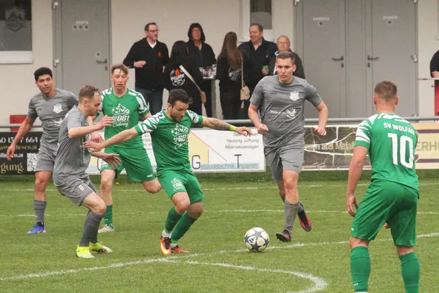 Das Stürmertrio Emil Hamzagic, Luka Bozik (10) und Jonas Koller trugen maßgeblich zum klaren 5:0 Sieg Wolfaus gegen Oberschützen bei. | Foto: Peter Seper