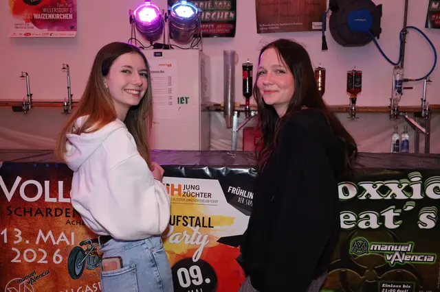 Fiona und Franziska freuen sich auf einen tollen Abend im "Summer of'69". | Foto: Markus Bäumler/zema-medien.de