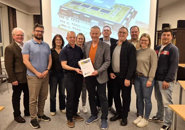 Bei der Schulausschuss-Sitzung: Steuerberater Franz Wolfbeisser, Manuel Gaiswinkler vom Büro Lindner, Dagmar Karner, Walter Eigenthaler, Julia Miedler, Martin Leonhardsberger, NMS-Leiter Franz Krumpl, Johann Buresch, Johann Vonwald und Sonja Mühlbachler vom Büro Vonwald, Roland Hayirli. | Foto: Stadt Mank
