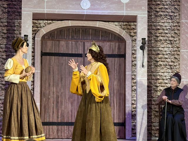 Julia (Christina Trojan) beratschlagt sich mit Zofe Bianca (Mariella Karroh-Kreitmayer) und Amme (Silvia Schröder). | Foto: Carina Kühn