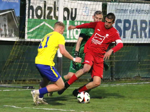 St. Johann 1b mit Kapitän Robin Vrece (rote Dress) gewann das Bezirksliga-Derby in Reith mit 3:1