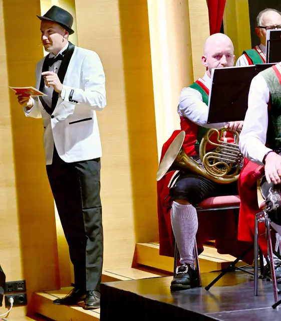 Fachkundige Moderation: Michael Schallner mit James-Smoking und Frankie-Hut...