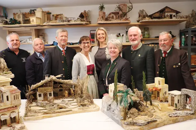 Wundschuh hat etwas, das es in der Steiermark nur hier gibt: die Steirische Landeskrippenschule. Es ist dem Engagement der Gemeinde zu verdanken, die ein altes Bauernhaus für die Krippenfreunde Kaiserwald adaptierte. Bgm. Barbara Walch (Bildmitte) ließ es sich nicht nehmen, den neuen Krippenbaumeistern, die aus Wildon, Sinabelkirchen, St. Marein bei Graz und Stubenberg kommen, zu gratulieren.  | Foto: Edith Ertl