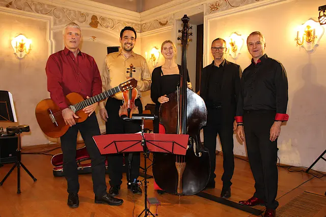 Kurt Lechner (Gitarre), Behruz Pietsch (Violine), Alexandra Lechner (Kontrabass), Ewald Brandstätter (Klavier) und Joe Laube (Akkordeon)