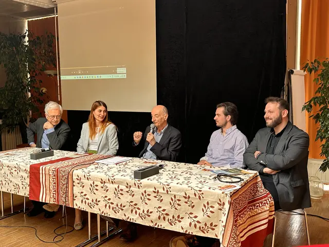 Die Podiumsdiskussion mit Erwin Schranz, Carina Laschober-Luif, Matthias Amtmann und Walter Stangl wurde von Walter Reiss moderiert.  | Foto: Lisa Stöckl