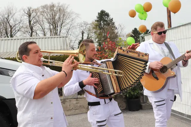 Mit einem vielseitigen Repertoire, das von beliebter Schlagermusik über volkstümliche Musik zu Welthits reichte, unterhielt Sternenstaub das Publikum. | Foto: Edith Ertl