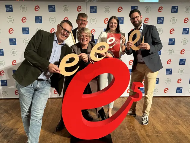 2024 wurde die gemeine mit fünf e´s  der Energieargentur Tirol ausgezeichnet. Im Bild: Vize-Bürgermeister Michael Saischek (hinten) mit dem e5 - Team: Daniela Pfurtscheller, Gregor Reitmair und Barbara Schweiger und Valentin Hübner von der Energieagentur Tirol (re.) | Foto: privat