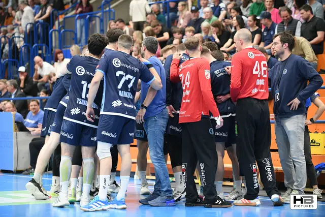Timeout bei den BT Füchsen in einer randvollen Brucker Sporthalle | Foto: Bernd Haider