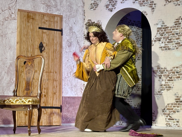 Julia und Romeo rangeln um dessen pikantes rotes Büchlein. | Foto: Carina Kühn