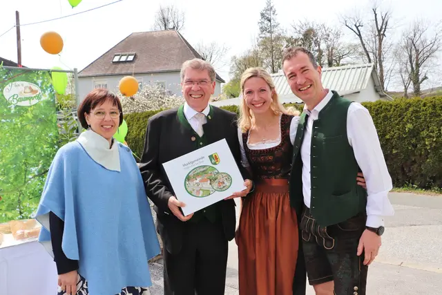 Vzbgm. Christa Modl und Bgm. Erich Gosch mit Reinhardt und Fabiola Witkowski  | Foto: Edith Ertl