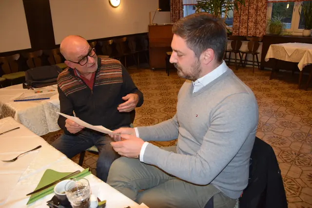 Obmann Andreas Vondrak li.mit Vizebgm. Robert Sackl bei der Neuwahl  | Foto: MeinBezirk/Josef Strohmeier