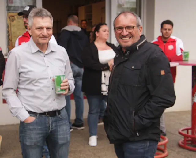 Auch Bürgermeister Walter Pfeiffer (re.) zeigte sich von der tollen Leistung seiner Kicker beeindruckt und erfreut.  | Foto: Peter Seper
