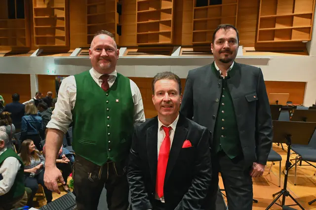vlnr.: Kapellmeister Hannes Doblmair, Dieter Pranter, BGM Jürgen Berchtaler | Foto: Wilfried Fischer