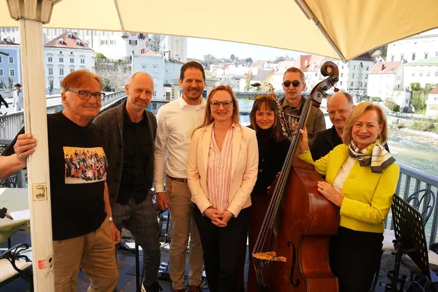 Familie Viertler-Schürz feiert Gastgarteneröffnung mit Gästen