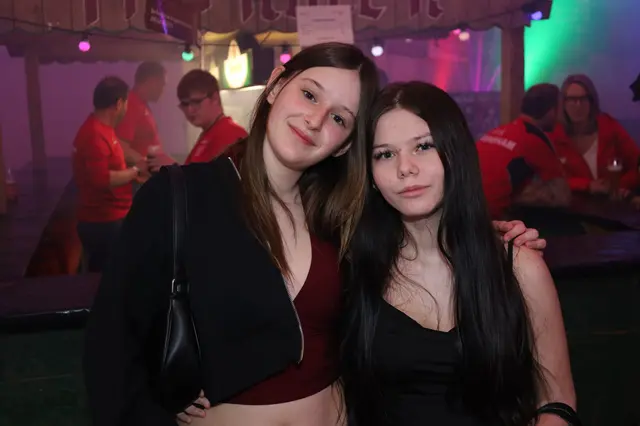 Johanna und Lena gehen gerne zusammen auf Festl. | Foto: Markus Bäumler/zema-medien.de