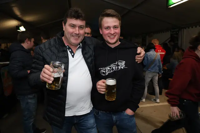 Gerhard und Lukas trinken auf einen gelungenen Samstagabend. | Foto: Markus Bäumler/zema-medien.de