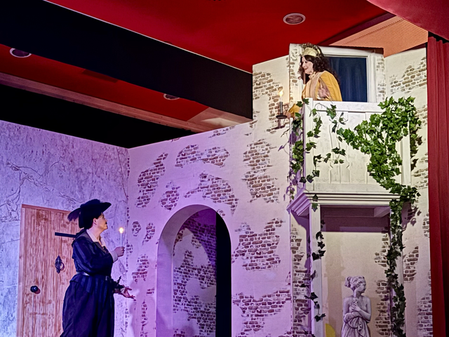 Daniela Koubek als Capitano Levantino des Nächtens unter Julias (Christina Trojan) berühmtem Balkon. | Foto: Carina Kühn
