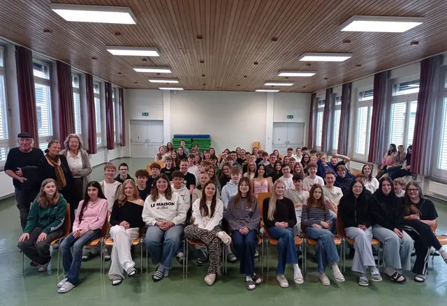 In Fehring waren die"wilden Alten" zu Gast. Sie bereiteten die Schülerinnen und Schüler auf deren Besuch im Konzentrationslager Mauthausen vor. | Foto: MS Fehring