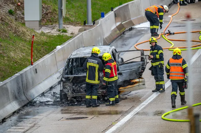 Sieben Feuerwehren bekämpften Pkw-Vollbrand auf A9 Phyrnautobahn