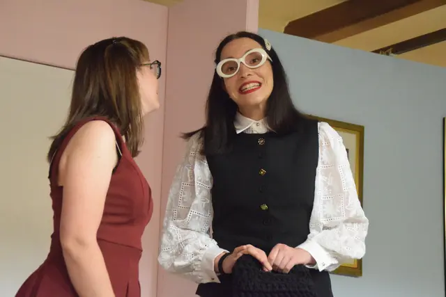 Ein Mamakind: Lisa Marie Fasching als anspruchsvolle Klientin Lottemarie Pfefferkorn.  | Foto: MeinBezirk/Elisabeth Kloiber