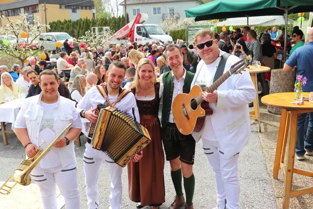 Reinhardt und Fabiola Witkowski eröffneten in Feldkirchen ihr Unternehmen Baumleben musikalisch mit Sternenstaub. | Foto: Edith Ertl
